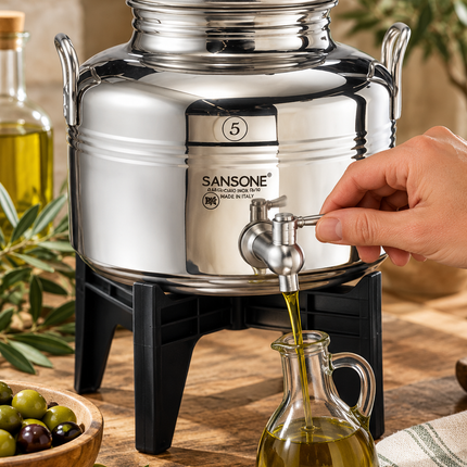 Fustino inox Sansone Gioiello da 5 litri con rubinetto utilizzato per versare olio extravergine di oliva in una bottiglia