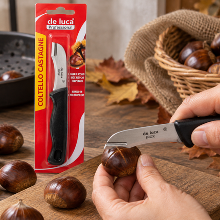 Coltello per castagne De Luca utilizzato per incidere la buccia di una castagna prima della preparazione delle caldarroste