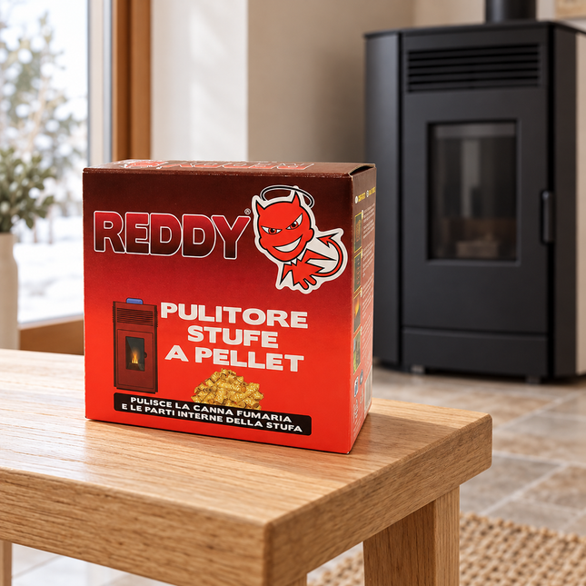 Confezione di antifuliggine Reddy per stufe a pellet su un tavolino, con una stufa sullo sfondo.